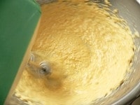 ボウルにバターを入れ、ゴムベラで柔らかくなるまですり混ぜる。三温糖を加えてハンドミキサーでよく混ぜる。次に溶き卵を少しずつ加えながらしっかり混ぜ、牛乳も同様にして混ぜる。<br />