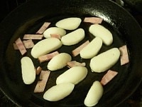 フライパンにオリーブオイルを入れて火にかけ、温まったら餅とベーコンを焼く。<br />