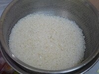 米はよく洗い、ザルにあげて30分ほど置いて水を浸みさせる。 