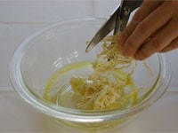 切干大根を洗って、軽く絞り、キッチンばさみで食べやすい大きさに切りながら、マリネ液に入れます。全体をよく混ぜ合わせます。