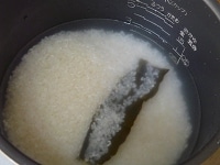 米に日本酒、昆布を合わせ、炊飯器で、少し固めに炊き上がるようにご飯を炊く。 