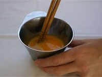 水と白だしを鍋に入れて、火にかけます。その間に卵を溶き、片栗粉を水に溶かしておきます。<br />