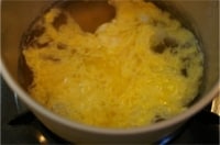 煮立ったら、水溶き片栗粉を加え、もう一度煮立たせたら、卵を細く流しいれて火を止めます。