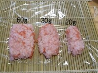 酢飯90gにおぼろ30gと紅しょうがの千切り一つまみを混ぜてピンクの酢飯を作る。<br />
これを60g、30g、20gに分けておく。