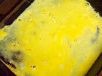 卵を溶き、塩ひとつまみを加えてよくかき混ぜる。これをフライパンで薄く焼き、薄焼き卵を作る。 