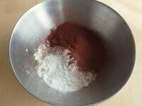 薄力粉、ココアパウダー、ベーキングパウダー、重曹、塩はホイッパーなどでよく混ぜ、ふるっておく。