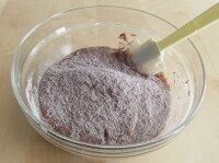 粉っぽさがある程度なくなったら、残りの粉類を加え、粉けが完全になくなるまでよく混ぜる。