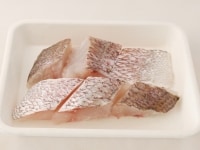 鯛は一口大のそぎ切りにし、塩少々をふっておく。あさりは3％の塩水につけて砂抜きしておく。<br />