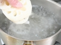 はすは皮をむいて薄切りにして水にさらし塩を加えた熱湯でさっとゆでる。<br />