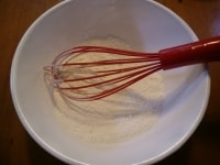 ボウルにグラニュー糖、薄力粉、塩を入れホイッパーで混ぜ合わせる。