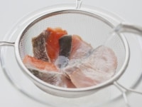 鮭は大きめに切り、ざるなどに入れ上から熱湯をまわしかけて臭みをとる。<br />