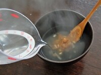 器にねぎ味噌大さじ1に熱湯150ｍｌを注ぎいれます。よく混ぜ溶かして、ねぎ味噌汁のできあがりです。体がポカポカ温まります！<br />