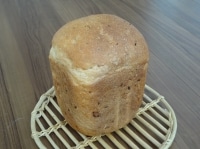 焼き上がったら、2分ほど置いて、容器からパンを網に取り出して冷ましましょう。