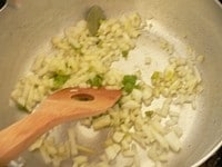 オリーブオイルで玉ねぎ、セロリ、ニンニク、ローリエを炒める