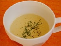 コンソメが溶け、スープが温まったら、バターを加え、塩とブラックペッパーで味をととのえます。