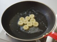 フライパンを熱してバターを溶かし、1センチの厚さの輪切りにしたバナナを並べて砂糖をふりかける。<br />