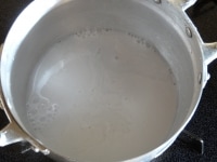 鍋にココナッツミルク、砂糖、水、塩を入れ温める。砂糖が溶けたら、そのまま冷ます。<br />