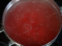 鍋に湯（分量外）を沸かし、れんこんを茹でます。<br />