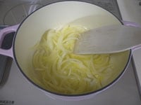 鍋にバターを入れてふつふつとあわ立ったら、たまねぎを入れて軽く炒めます。