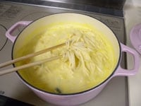 牛乳、水、スープの素を入れて中火にかけます。ふつふつとしてきたらパスタを加え、麺をほぐすように混ぜます。かぼちゃも木ベラで潰すように混ぜながら10分ほど煮ます。