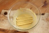 薄力粉、水、カレー粉、醤油（小さじ１）はごぼうによく絡むようしっかり混ぜて下さい。