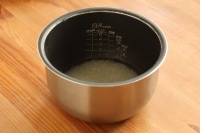 炊き込みご飯の米は浸水しておかないと炊きあがったときにかたくなってしまうことがあるので、しっかり浸水させて下さい。<br />