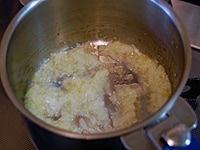 鍋にオリーブオイルを入れて火にかけ、たまねぎを炒める。ツンとした香りがとんだらコンソメスープを加え、沸騰させる。<br />