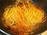 茹であがったスパゲティを加え、塩で味を整えます。