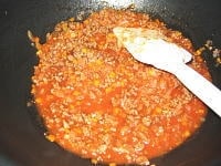 トマトジュース、コンソメ、トマトケチャップ、ソースを加えます。 中～強火で汁気がなくなるまで、5分ほど炒めながら、煮詰めていきます。