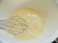 ボウルに卵を割り入れて混ぜ、ヨーグルトを加えて混ぜる。<br />