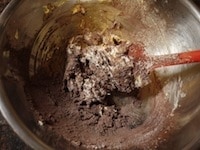 薄力粉、カカオパウダー、塩を合わせてふるいます。粉類を2～3回に分けて加えて、そのつど混ぜます。