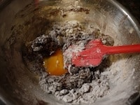 1回目の粉類を加えたところで、卵黄を加え、ゴムベラで返すように全体をよく混ぜます。残りの粉を加え、ざっと混ぜたら、最後は手を使い、全体をひとまとめにします。