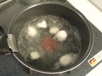 鍋に水を入れて沸騰させます。そこに丸く成形した白玉を入れていくと、数分後、上に浮き上がってくるのでさらにそこから1分程ゆでます。