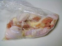 鶏もも肉は約8等分にカットします。
ニンニクはすりおろします。
ビニール袋に、鶏肉、塩、ニンニク、ごま油を入れ、よく揉みます。
そのまま、20分程漬け込みます。