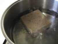 コンニャクの下ごしらえをします。
コンニャクに塩をふり、手で揉みます。
沸騰したお湯にコンニャクを入れ、約5分、ゆでます。ゆで上がったら、ざるにあげ、水気を切り、粗熱をとります。