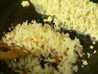 豆腐の水気がほぼ無くなったら、フライパンの手前をあけ、ゴマ油を入れ、(1)の野菜を入れて、しんなりするまで炒める。<br />
<br />