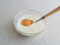 卵と豆乳を加える