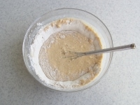 ホイッパーでくぼみの中心から、まわりの粉を少しずつくずしながら、全体が均一になるまで混ぜる。