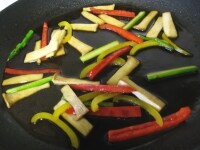 合わせ調味料をフライパンに入れ、中火にかけます。
沸騰したら先にソテーした野菜を戻し、水溶き片栗粉を加え、ゆるやかなとろみをつけます。