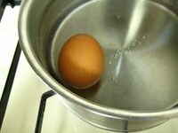 固ゆで卵を用意します。
卵は水から火にかけ、沸騰後13分で火を止めます。