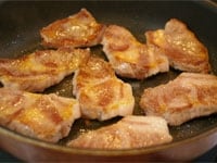 豚ロース肉の両面に軽く塩こしょうをして、油をひいて熱したフライパンで焼き色がつくまで焼きます。焼けたら、取り出しておきます。<br />