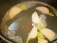 カブの実と水、鶏がらスープの素を鍋に入れて、火にかけます。