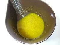 ボウルに【ハニーマスタードドレッシング】の材料（粒マスタード、はちみつ、酢、塩、コショウ、オリーブオイル）を入れ、混ぜます。