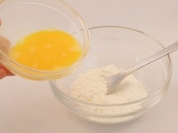 小麦粉と溶き卵を混ぜ合わせて衣を作る。この衣を3につけてパン粉をまぶす。