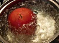 トマトは湯せんにかけて皮をむきます。