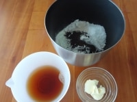 茶葉は粉と一緒に混ぜ込んでおき、濃いめに煮出した紅茶を仕込み水にして、<a href="http://allabout.co.jp/gm/gc/178261/">「基本の丸パン」</a>の工程を参考に、生地の1次発酵までを終える。<br />
<br />