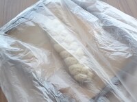 発酵では型ごとビニール袋に入れたり、フワッとラップをかけたりして乾燥を防ぎましょう。35度で30分を目安に行います。<br />
<br />
<br />