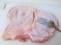 皮面をフォークでプスプスさします。
肉側から包丁で深く切り込みを入れ、塩とコショウをよく揉み込みます。
