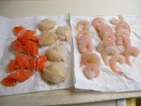 えびは背ワタをとります。帆立貝はうすくスライスします。鮭は細切りにして、それぞれ軽く塩と胡椒ふります。