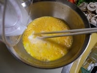卵4個を割りほぐし、生クリームと合わせてよく混ぜ合わせ、塩コショウをします。